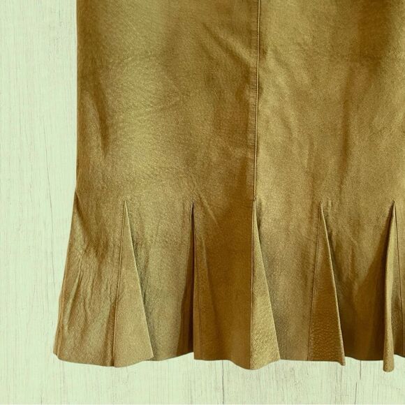 Vintage light olive green suede midi skirt - Picture 2 of 8